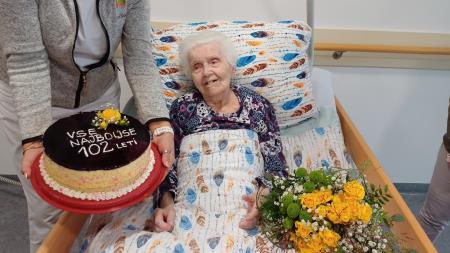 Slike s praznovanja 102 rojstnega dne stanovalke Doma Ljubice Pavlovčič